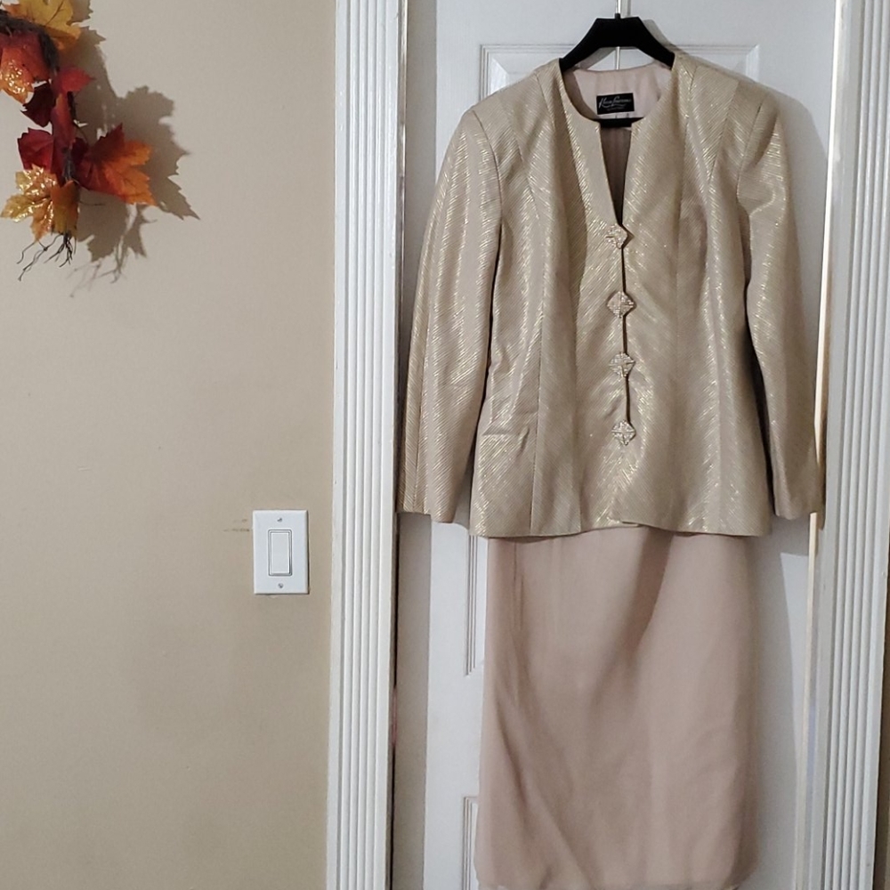Karen Lawrence  2 pc skirt/jacket beige/gold size